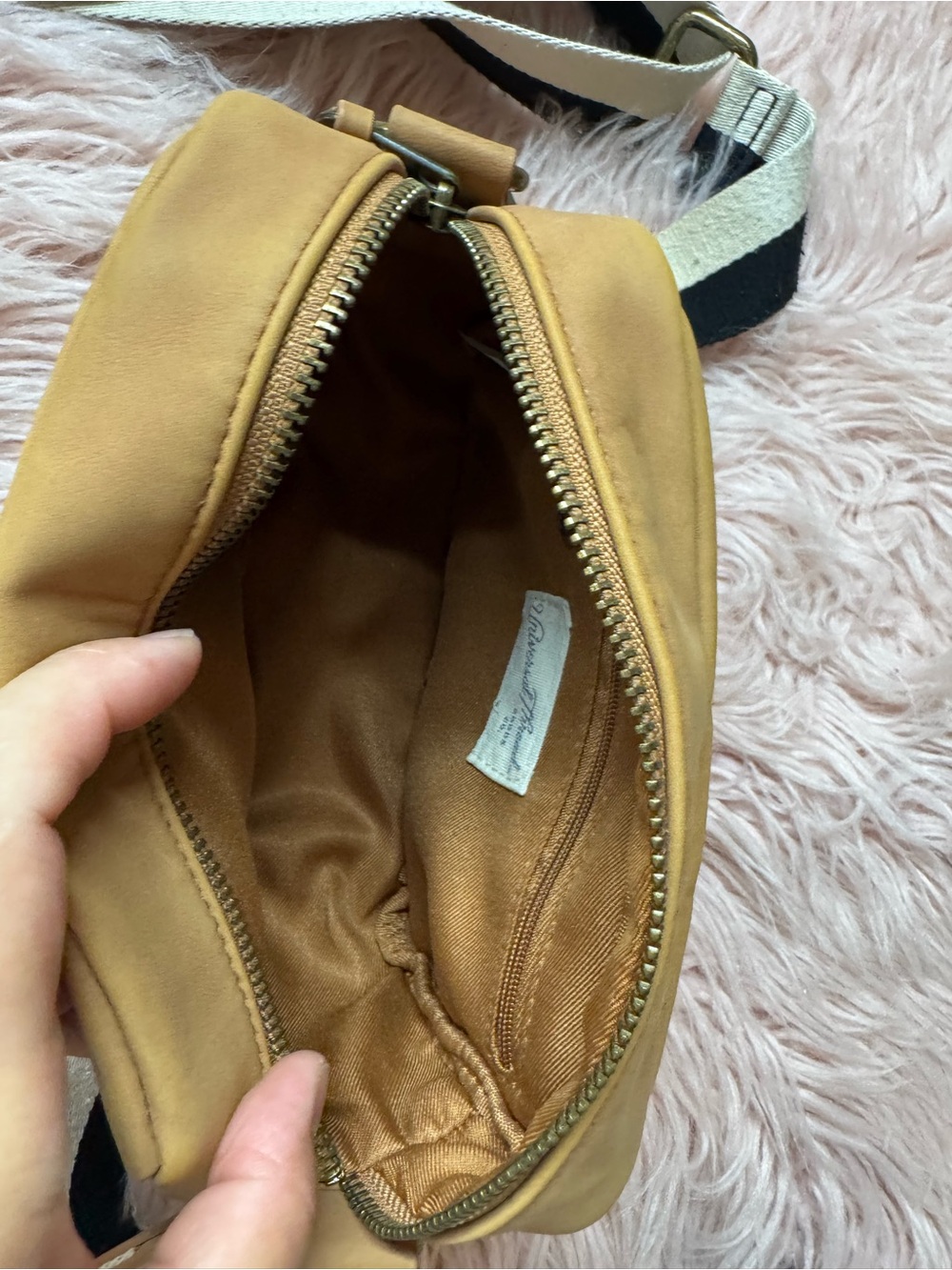 Universal Thread Mustard Tan Crossbody Bag with Interior Zip Pocket - Picture 4 of 6